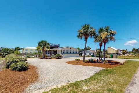 The Palms (Dog-friendly with a private pool and fenced yard)