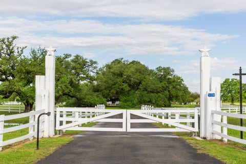 King Beds | Luxury Farm Stay| 5 Min to Round Top