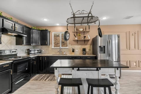 Fort Worth Firepit Retreat • Pet-Friendly Home