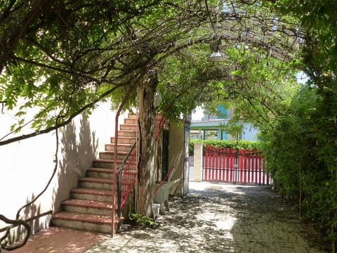 Große Wohnung in Mazzanta mit Schöner Terrasse