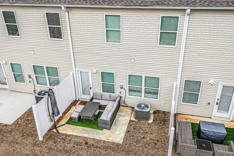 Modern Huntsville Townhome • Patio • Sleeps 8
