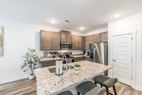 Modern Huntsville Townhome • Patio • Sleeps 8