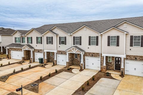 Modern Huntsville Townhome • Patio • Sleeps 8