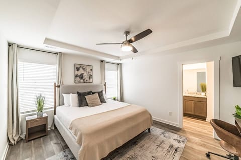 Modern Huntsville Townhome • Patio • Sleeps 8