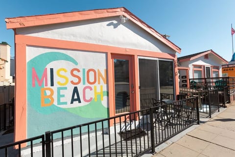 Beachside Bungalow! Steps to Ocean + Bay /Sleeps 6