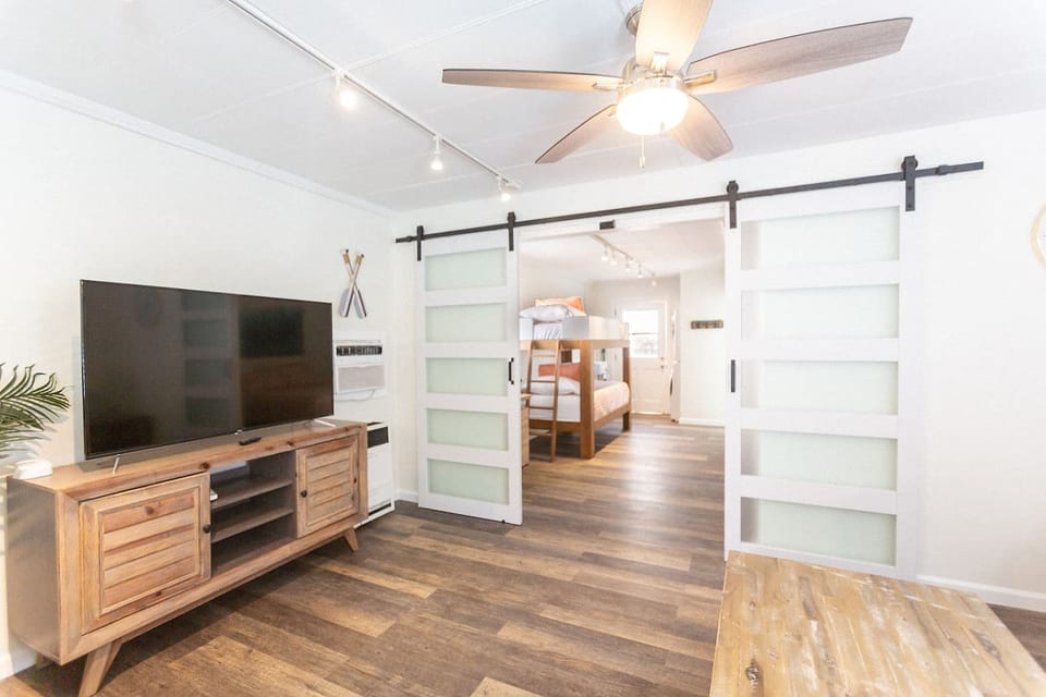 Beachside Bungalow! Steps to Ocean + Bay /Sleeps 6 - San Diego