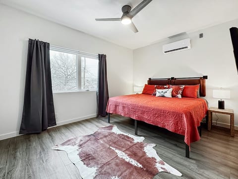 Bedroom 1- King bed, walk -in closet, dresser, In-suite bathroom, sound machine, blackout curtains
“Loved that the room had a noise maker!!”
-Wendy