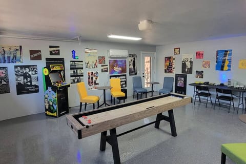 Modern Cowboy Retreat | Hot Tub | Saloon | Pets