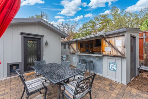 Modern Cowboy Retreat | Hot Tub | Saloon | Pets