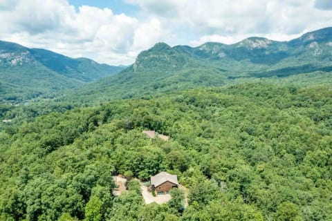 Lovely private location so close to town!