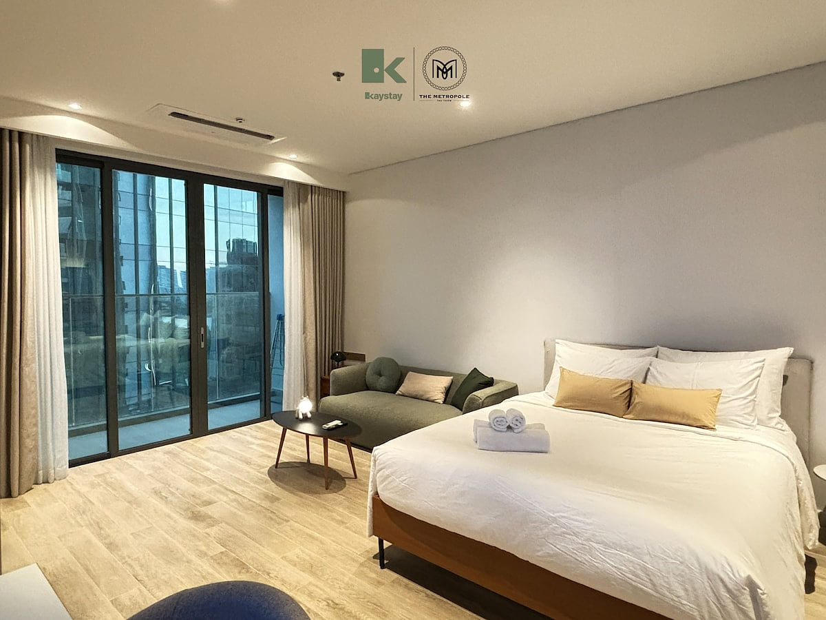 The Crest Thu Thiem | Modern Studio by Kaystay image 1