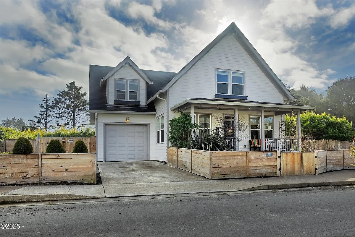 All yard areas fenced in for dog play space