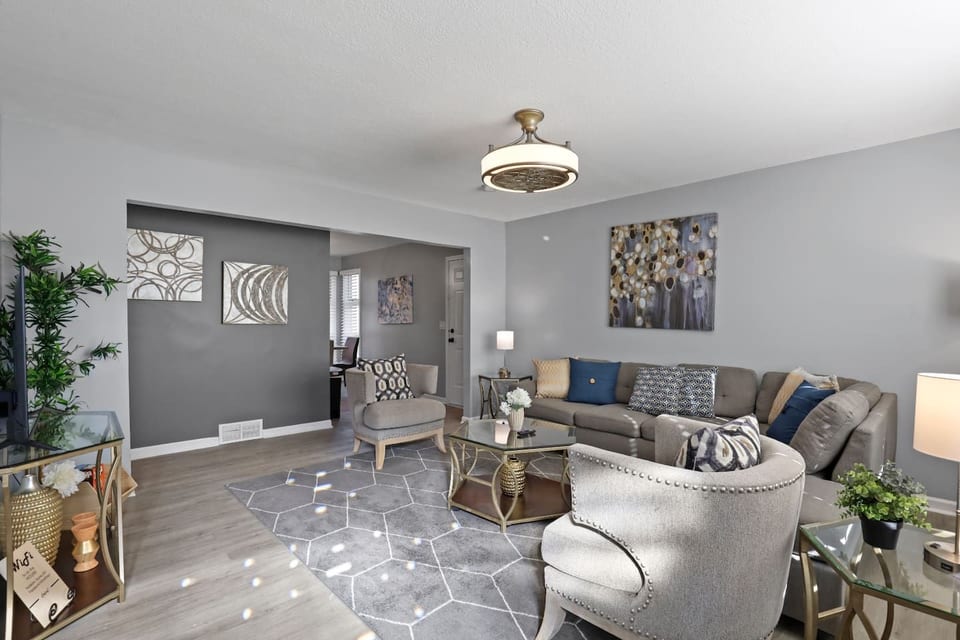 Walk to Downtown! 6-Bedroom Home - St. Charles