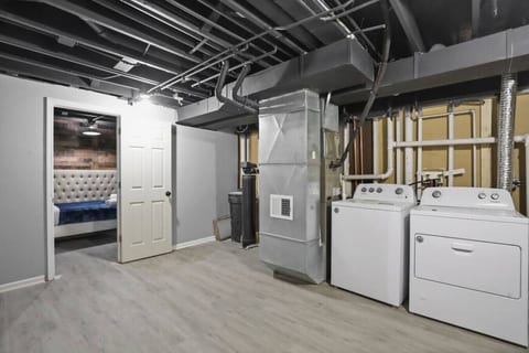 Walk to Downtown! 6-Bedroom Home