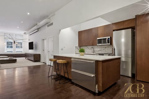 Stunning Full Floor 2500 SF 3BR Loft, Elevator and WD