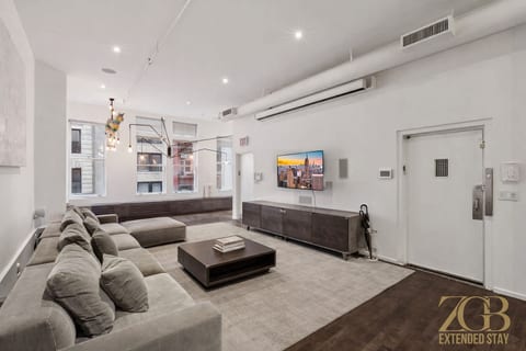 Stunning Full Floor 2500 SF 3BR Loft, Elevator and WD