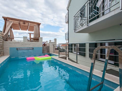 Villa "Villa Katy" mit Garten, Grill und Terrasse