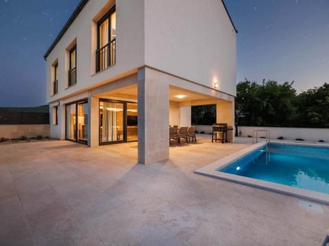 Brandneue Villa -beheizter Pool mit schönem Meerblick