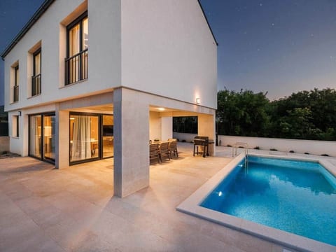 Brandneue Villa -beheizter Pool mit schönem Meerblick