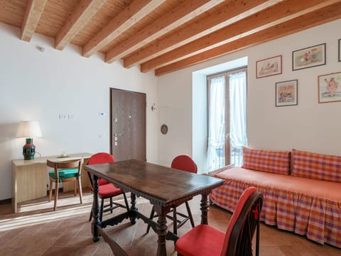 Zweizimmerwohnung mit Doppelbett und zwei Schlafsofas