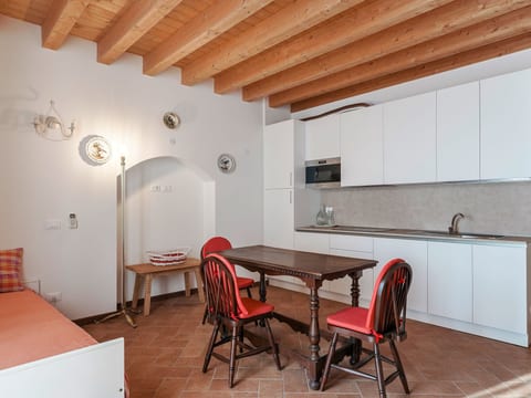 Zweizimmerwohnung mit Doppelbett und zwei Schlafsofas