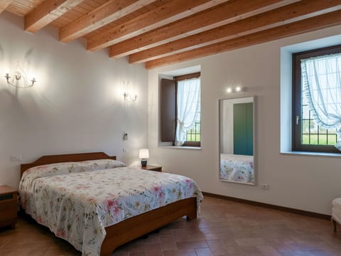 Zweizimmerwohnung mit Doppelbett und zwei Schlafsofas