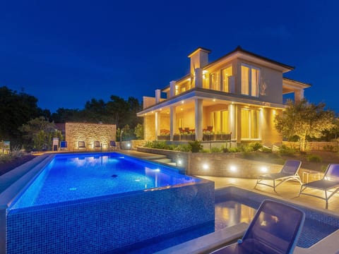 Schöne Villa in einer ruhigen Umgebung mit Pool
