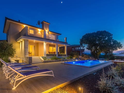 Schöne Villa in einer ruhigen Umgebung mit Pool