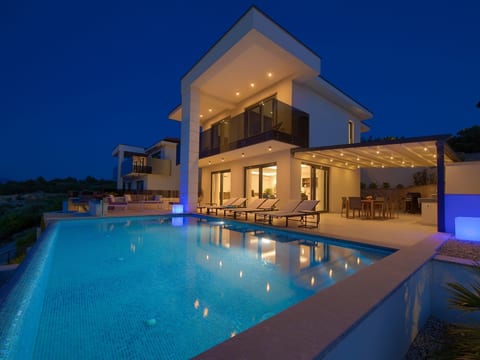 Luxuriöse Villa mit Pool und fantastischem Meerblick