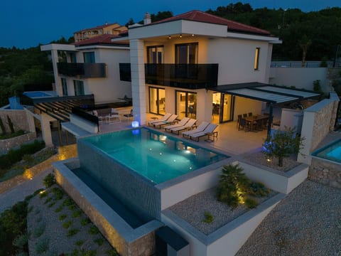 Luxuriöse Villa mit Pool und fantastischem Meerblick