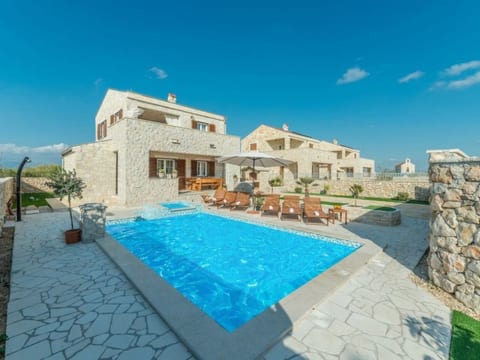 Villa mit beheiztem Pool, schöne Aussicht, Strandnähe
