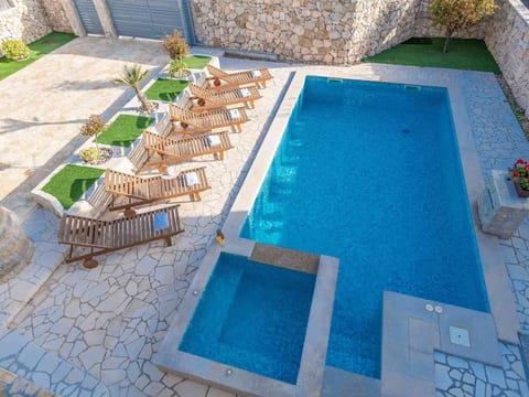 Villa mit beheiztem Pool, schöne Aussicht, Strandnähe