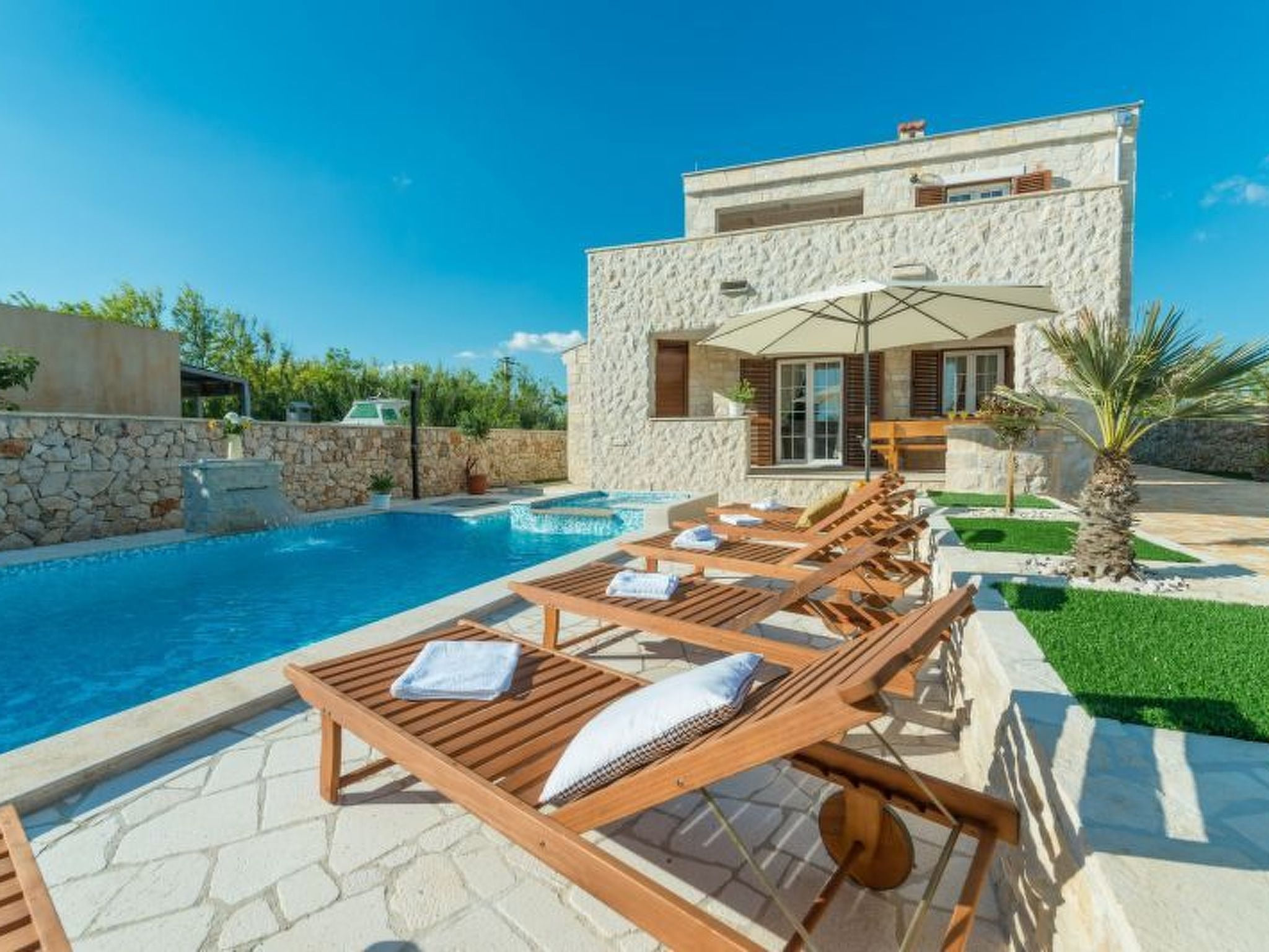 Villa mit beheiztem Pool, schöne Aussicht, Strandnähe