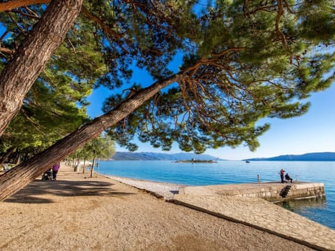 Wohnung "Zayml Povile" mit Blick auf das Wasser