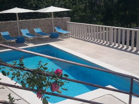 Schöne Steinvilla mit beheiztem Pool und Sauna