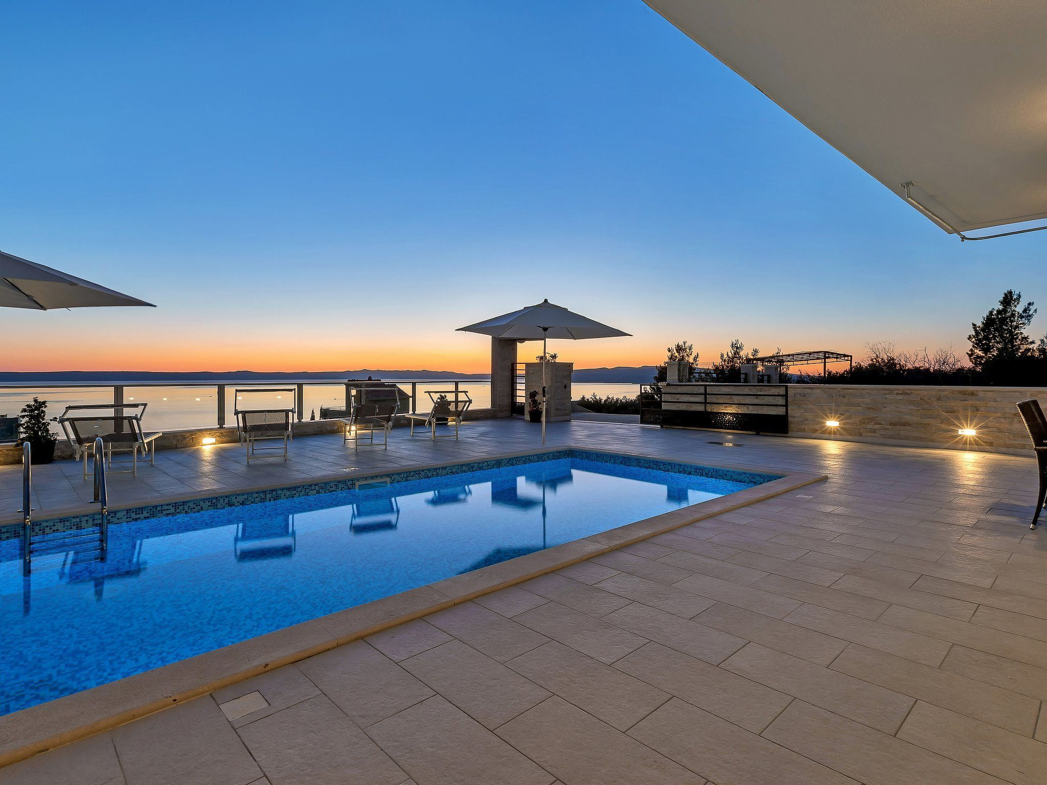 Villa Infinite mit Schwimmbad und Meerblick