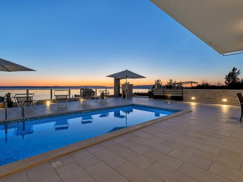 Villa Infinite mit Schwimmbad und Meerblick