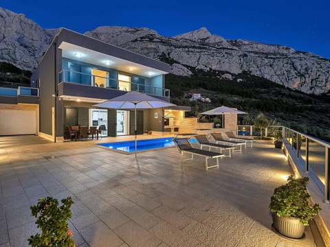 Villa Infinite mit Schwimmbad und Meerblick