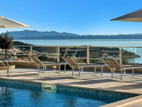 Villa Infinite mit Schwimmbad und Meerblick