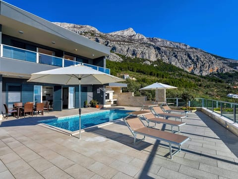 Villa Infinite mit Schwimmbad und Meerblick