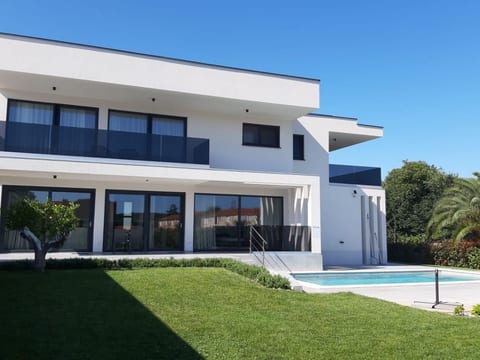 Villa "Andris" mit Garten, Grill und Terrasse