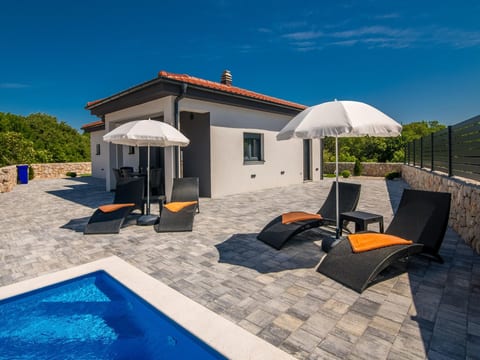 "Villa Enie" mit eigenem Pool