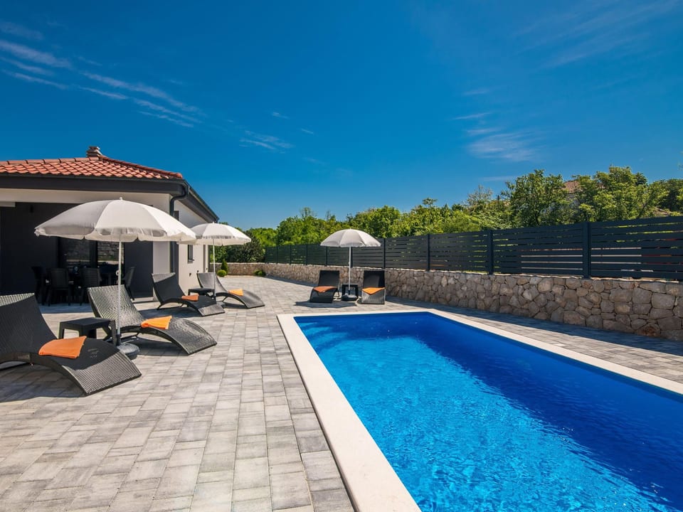 Villa Enie mit eigenem Pool - Garica