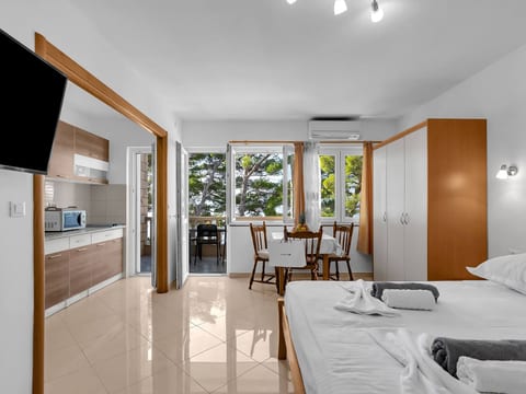 Pine Canopy Studio Apartment mit Meerblick A13