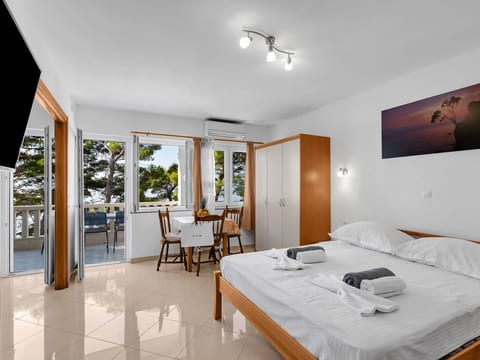 Pine Canopy Studio Apartment mit Meerblick A13