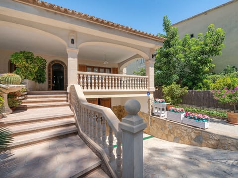 Stilvolle Villa mit Terrasse und Nähe zum Strand