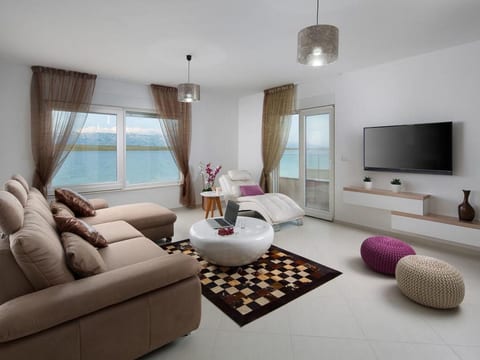Apartment Vista Royal 1