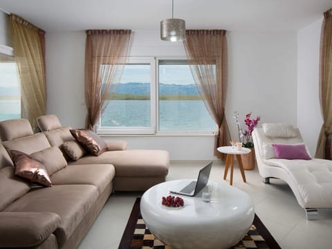 Apartment Vista Royal 1