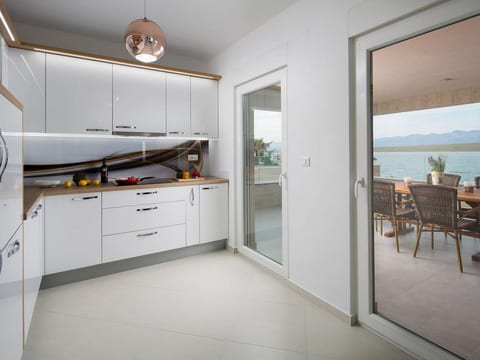 Apartment Vista Royal 1