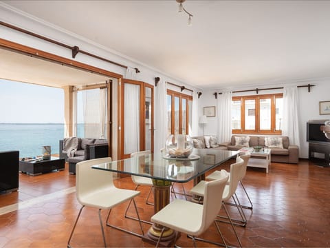 Verträumte Villa mit privatem Pool und Liegewiese